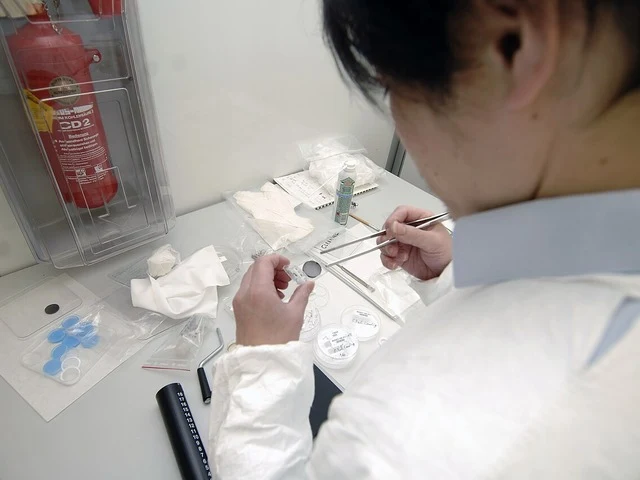 Szakember a vizsgálati mintát készíti elő a laboratóriumban