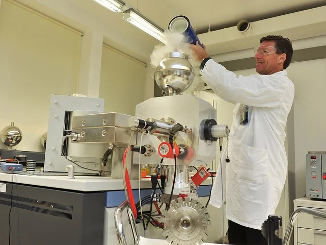 Laboratóriumi szakember a mérőműszer vezérlőpaneljét állítja be